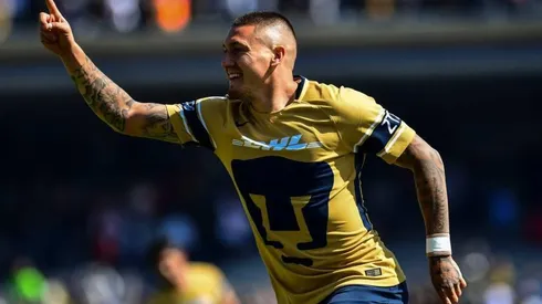 EL GOLEADOR. Nicolás Castillo celebra con los colores de Pumas tras marcar.