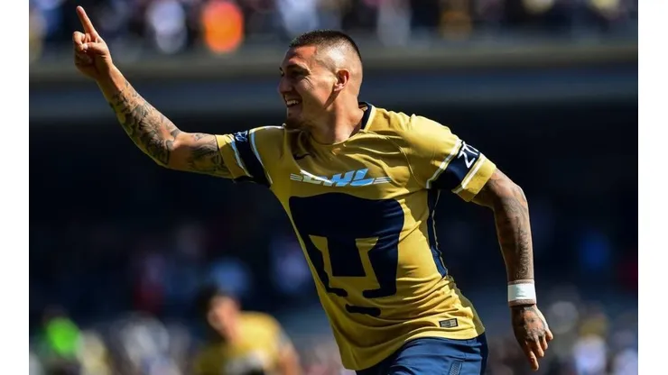 EL GOLEADOR. Nicolás Castillo celebra con los colores de Pumas tras marcar.