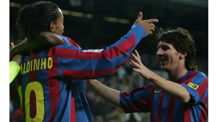 LA DUPLA. Messi va camino a abrazar a Ronaldinho en la noche mágica de El Clásico en el Bernabéu (Foto: Getty).