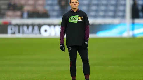 SIN MINUTOS. Chicharito durante el calentamiento previo del West Ham (Foto: Getty).