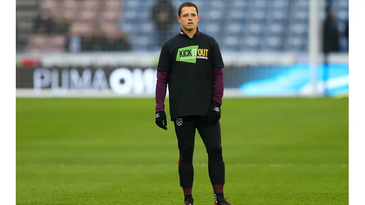 SIN MINUTOS. Chicharito durante el calentamiento previo del West Ham (Foto: Getty).