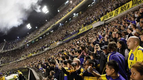 RECIBIMIENTO. La hinchada de Boca alienta al equipo en la final de la Copa Libertadores contra Corinthians (Foto: Getty).