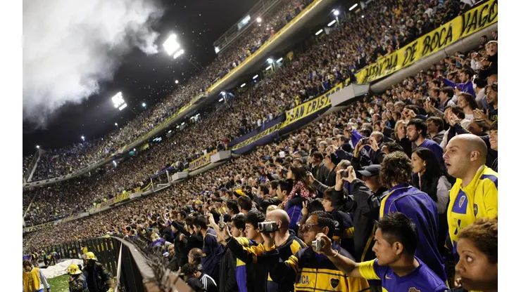 RECIBIMIENTO. La hinchada de Boca alienta al equipo en la final de la Copa Libertadores contra Corinthians (Foto: Getty).