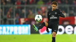 Neymar y el guante de su bota derecha.