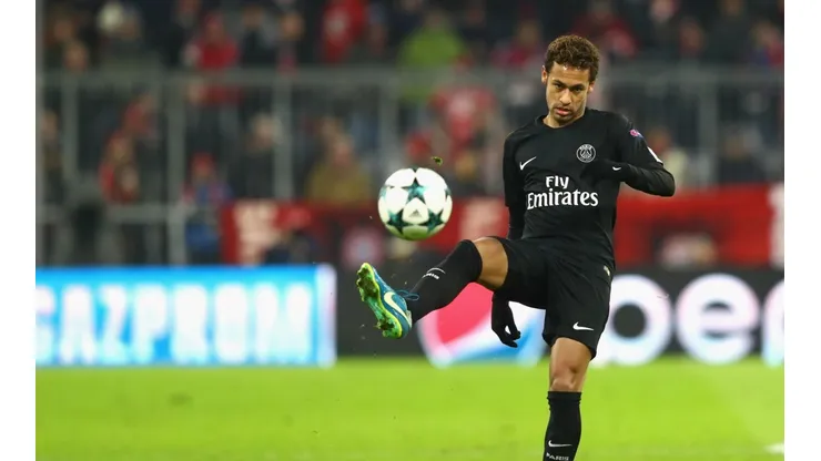 Neymar y el guante de su bota derecha.