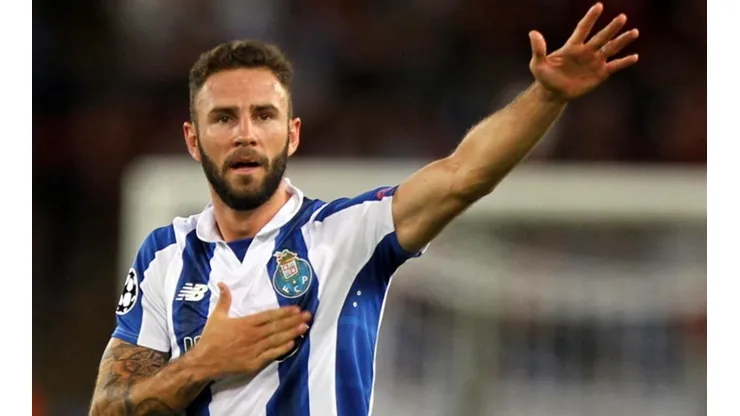Layún jugó en una posición central en el mediocampo.