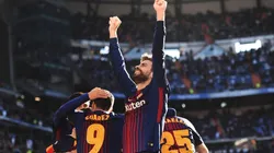 Gerard Piqué celebra de cara al público de Barcelona.