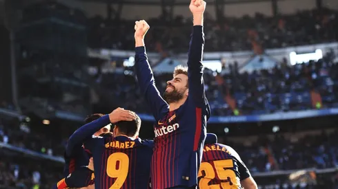 Gerard Piqué celebra de cara al público de Barcelona.