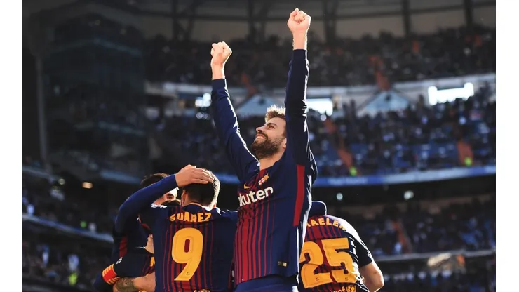 Gerard Piqué celebra de cara al público de Barcelona.