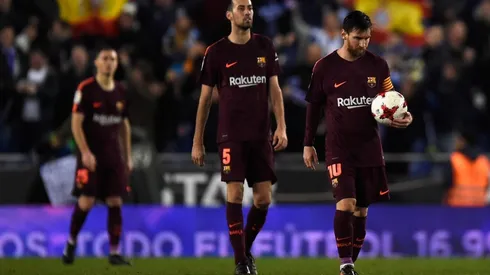 NOCHE NEGRA. Messi cabizbajo toma el balón después del gol del Espanyol (Foto: Getty).