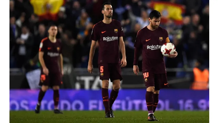 NOCHE NEGRA. Messi cabizbajo toma el balón después del gol del Espanyol (Foto: Getty).