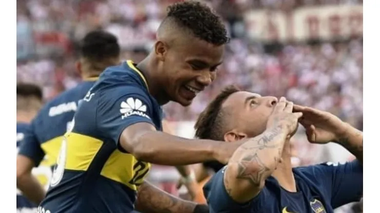 Barrios y Cardona celebran un gol en la cancha de River.