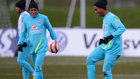 Ronaldinho y Neymar, juntos en el entrenamiento de Brasil.