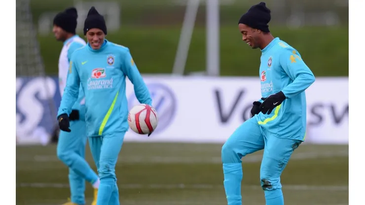 Ronaldinho y Neymar, juntos en el entrenamiento de Brasil.