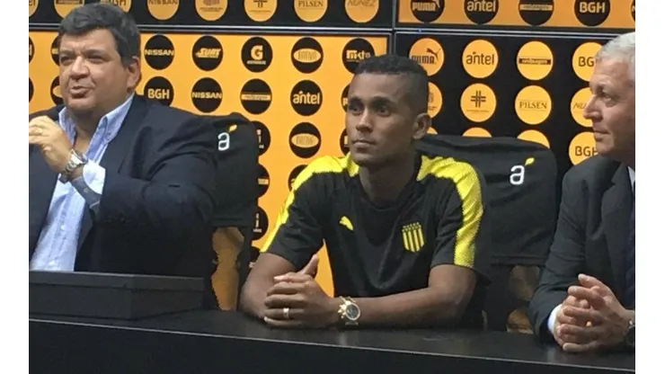 Fidel Martínez durante su presentación con Peñarol.