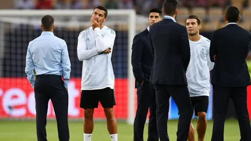 Cristiano Ronaldo, atento a los aficionados del United.