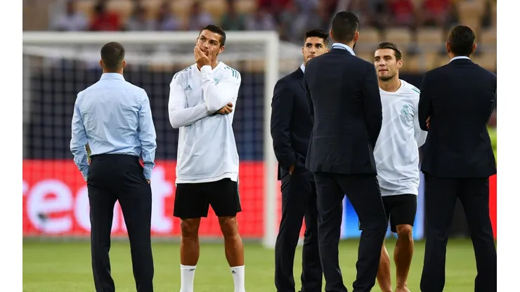 Cristiano Ronaldo, atento a los aficionados del United.