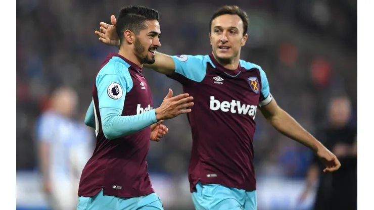 Lanzini celebra uno de sus goles ante el Huddersfield.