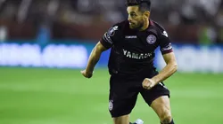 Lautaro Acosta con la camiseta de Lanús.