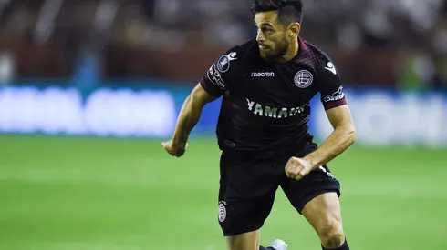 Lautaro Acosta con la camiseta de Lanús.