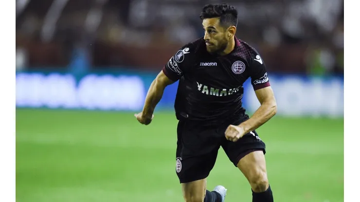 Lautaro Acosta con la camiseta de Lanús.