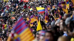 COLOMBIA EN EL CAMP NOU. En medio de miles de banderas de Cataluña, los colores de Colombia resaltan en la tribuna.