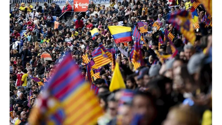 COLOMBIA EN EL CAMP NOU. En medio de miles de banderas de Cataluña, los colores de Colombia resaltan en la tribuna.