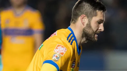 ¿QUÉ QUISO DECIR? El número 10, de cara a su multitudinaria afición. (Foto: Mexsport).