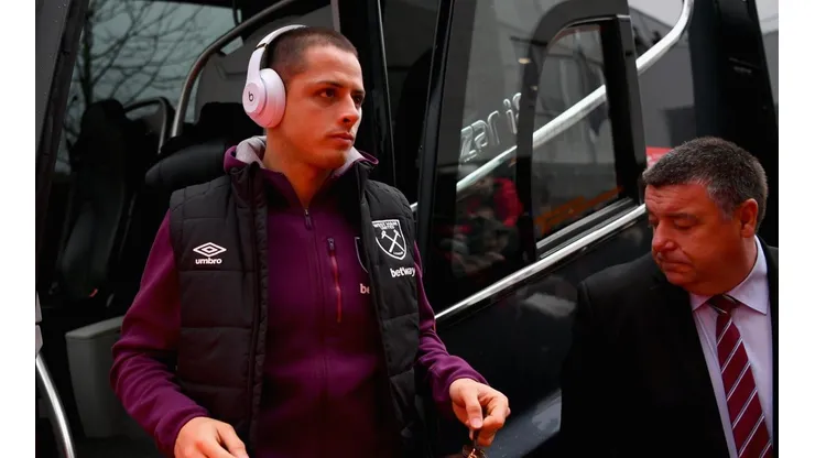 Javier Hernandez bajando del micro.