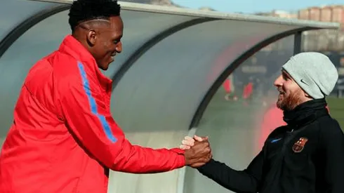 BIENVENIDA, COMPAÑERO. Lionel Messi saludó a Yerry Mina durante el entrenamiento del Barcelona (Foto: Messi.com).