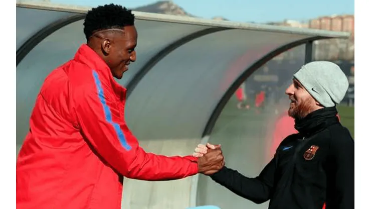 BIENVENIDA, COMPAÑERO. Lionel Messi saludó a Yerry Mina durante el entrenamiento del Barcelona (Foto: Messi.com).