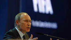 ANTE LA FIFA. Vladimir Putin en una conferencia de prensa ante las autoridades de la FIFA (Foto: Getty).