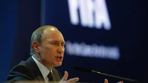 ANTE LA FIFA. Vladimir Putin en una conferencia de prensa ante las autoridades de la FIFA (Foto: Getty).