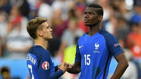 ¿SE JUNTAN? Griezmann consuela a Pogba tras perder la final de la Euro 2016.
