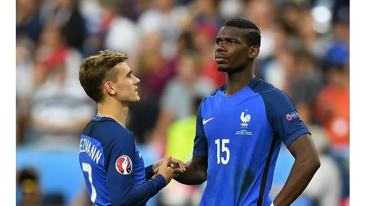 ¿SE JUNTAN? Griezmann consuela a Pogba tras perder la final de la Euro 2016.