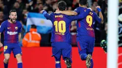 LA MSA. Messi busca a Jordi Alba después de su asistencia y de fondo una bandera argentina.