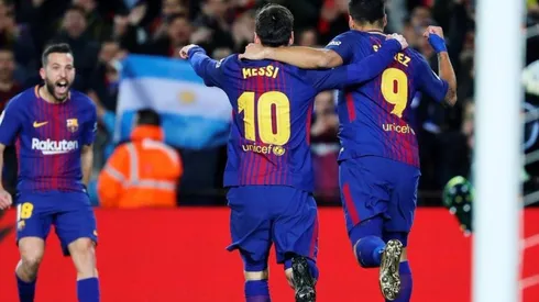 LA MSA. Messi busca a Jordi Alba después de su asistencia y de fondo una bandera argentina.