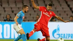 A TODO O NADA. Lisandro López va al piso para cortar el pase de Dier Mertens en la Champions League (Foto: Getty).