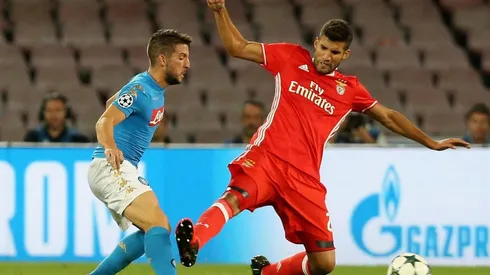 A TODO O NADA. Lisandro López va al piso para cortar el pase de Dier Mertens en la Champions League (Foto: Getty).