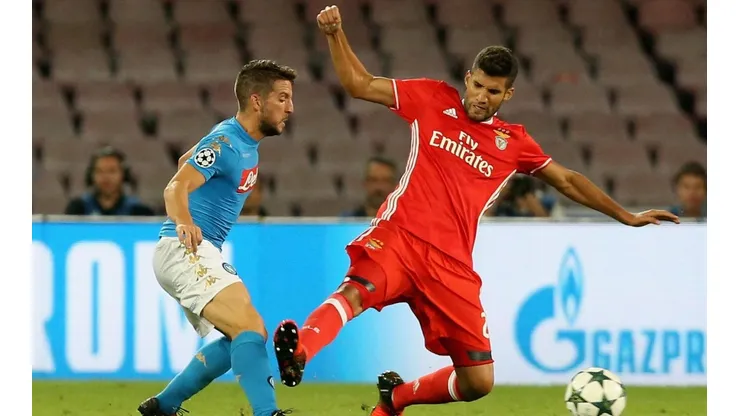 A TODO O NADA. Lisandro López va al piso para cortar el pase de Dier Mertens en la Champions League (Foto: Getty).