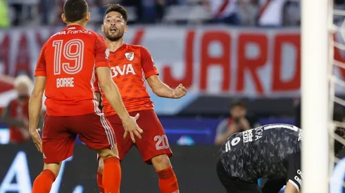 Milton Casco con la camiseta de River suplente.