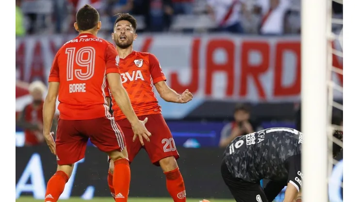 Milton Casco con la camiseta de River suplente.