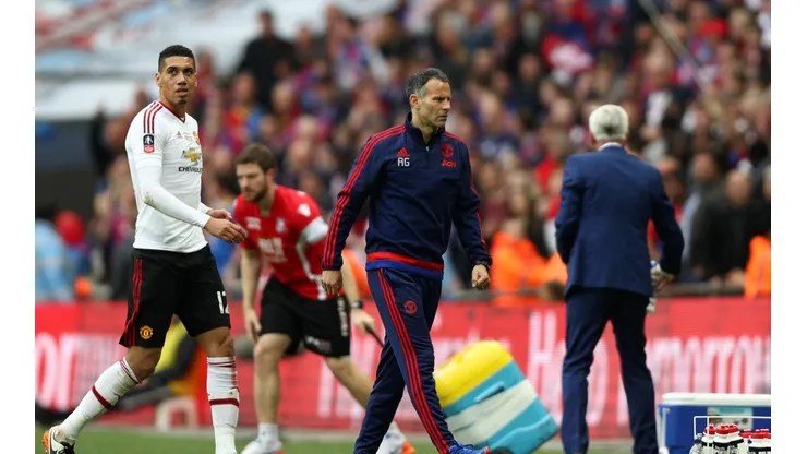 AHORA SOLO. Giggs acompañó a Van Gaal en su etapa como técnico en el United.