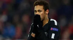 Neymar con la piel del PSG.