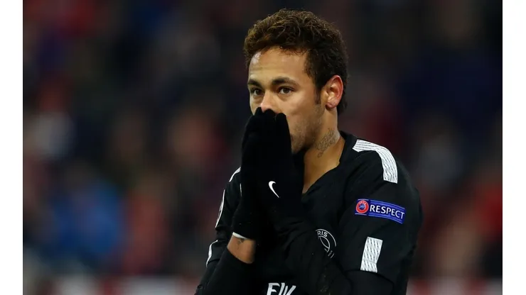 Neymar con la piel del PSG.