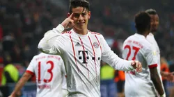 EL DIEZ. James Rodríguez celebra de cara a la afición su golazo de tiro libre.