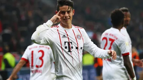 EL DIEZ. James Rodríguez celebra de cara a la afición su golazo de tiro libre.