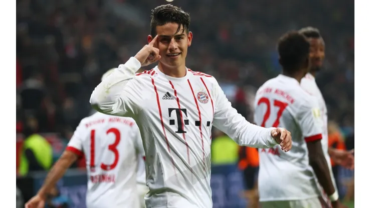EL DIEZ. James Rodríguez celebra de cara a la afición su golazo de tiro libre.