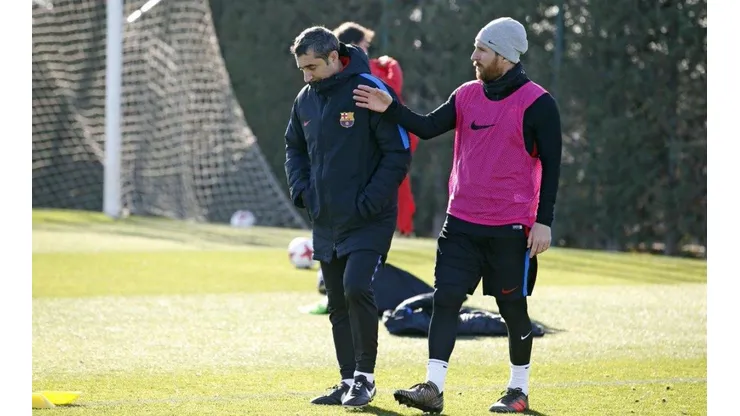 HACE FRÍO EN BARCELONA. Messi con Valverde en el entrenamiento matutino del Barcelona (Foto: FC Barcelona).