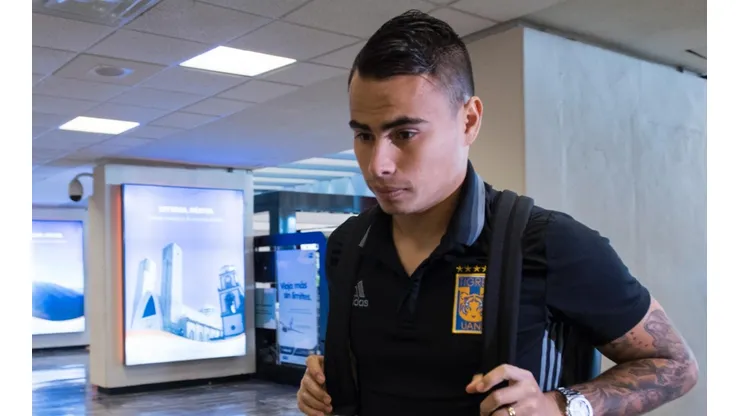 Lucas Zelarayan con la piel de Tigres.